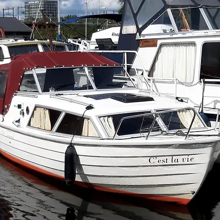 Motorjacht Flint Hotel en barco