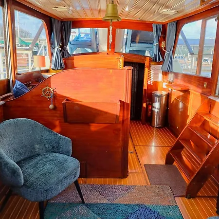 Motorjacht Flint Hotel en barco