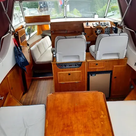 Motorjacht Flint Hotel en barco
