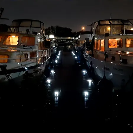 Motorjacht Flint Hotel en barco