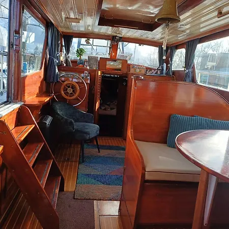 Motorjacht Flint بوتيل *